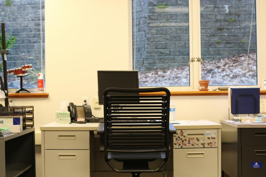 The desk of the Upper School English teacher who confessed to planting three notes containing slurs sits vacant in the English Office. The teacher’s dismissal followed a private investigation.