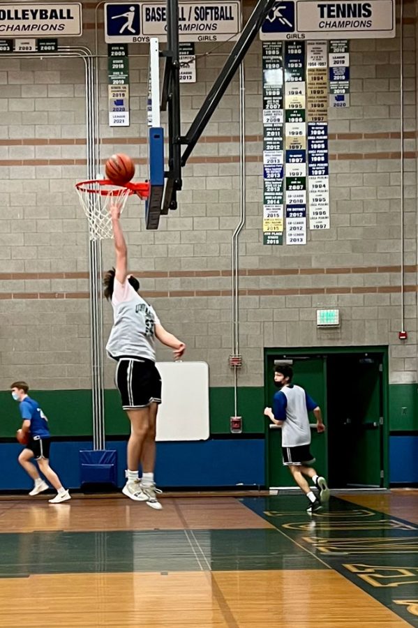 Number 22 Alex Bontje shoots a layup in practice as the boys varsity basketball team prepares for their game against Eastside Prep.