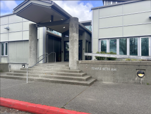Temple Beth Am, a popular synagogue among students, shares a parking lot with UPrep.